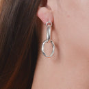 Aretes Aro Entrelazados en Movimiento