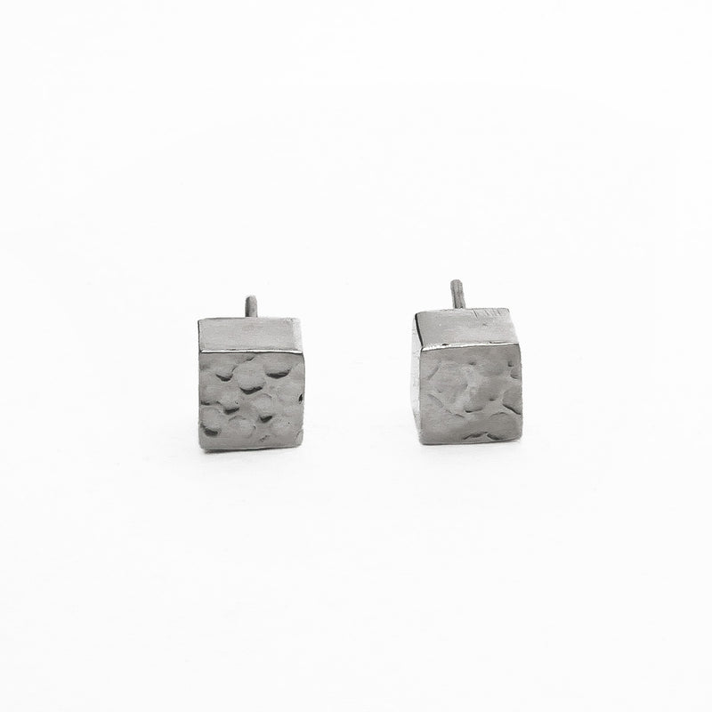 Aretes Cubo Liso-Martillado de Plata .925